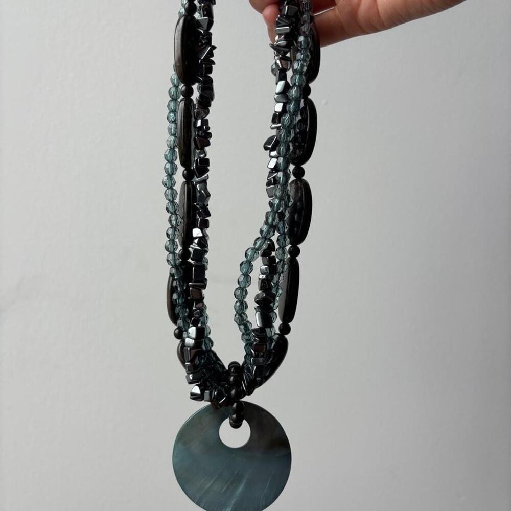 Vintage Black & blue gray beaded necklace w/circular mother of pearl pendant - Picture 2 of 3